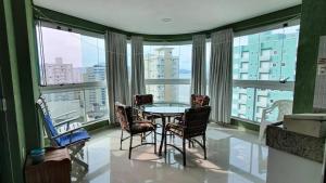 Amplo Apartamento em Meia Praia