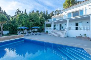 Stunning Villa with Panoramic Views of the Med