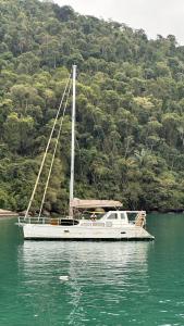 Aventura náutica em Paraty hospedagem flutuante na cidade Veleiro Maverick