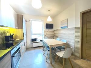 Superior Komputerowa, 4 rooms, 3 bedrooms, Airport-City train, Metro! 24h reception!