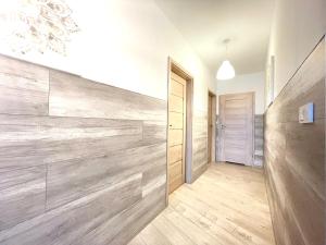 Superior Komputerowa, 4 rooms, 3 bedrooms, Airport-City train, Metro! 24h reception!