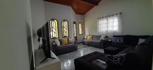 Caso em condomínio com lago, serra, campo e mar