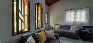 Caso em condomínio com lago, serra, campo e mar