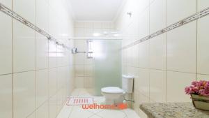Casa com piscina e ambientes aconchegantes em Peruíbe