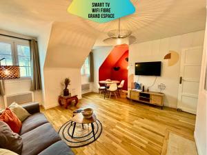 Appartements Le Corneille - Ideal Pros & Couples - Centre historique - A pied Chateau 5min-Gare 10min - Au calme - Fibre - Parking du Chateau gratuit 5min a pied : photos des chambres