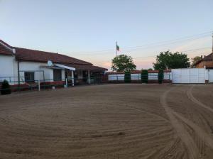 Конна база Ескус Хорсес