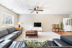 Birdwatchers 3BR Escape Near Raleigh Trails & NCSU - Garner