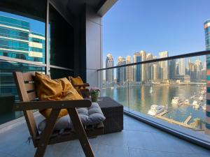 La Buena Vida Holiday Homes - Exquisite Spacious Luxe 1BR Apt , Full Marina View, Kitchen, 5 Min to Beach, JBR and Marina