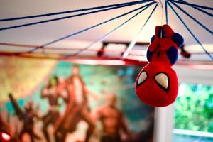 EDLER WOHNRAUM Disney Marvel Studio mit Balkon, Boxspringbett, Kaffeevollautomat, Lift & Parkplatz