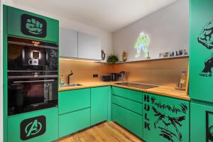 EDLER WOHNRAUM Disney Marvel Studio mit Balkon, Boxspringbett, Kaffeevollautomat, Lift & Parkplatz