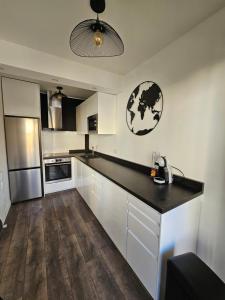 2 pièces lumineux, proche plage, parking, clim, hippodrome