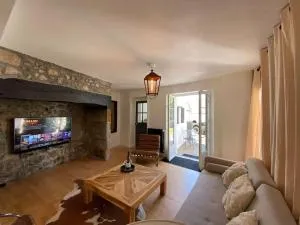 Léontine Town House - 埃格勒通