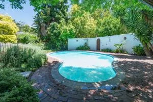 Spacious family Home in Constantia with Pool - Silverhurst