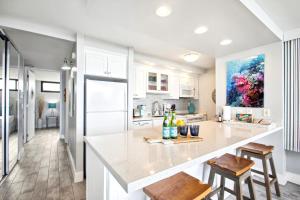 KBM Resorts FREE CAR Papakea Oceanfront 1-Bedroom Corner Unit with King bed and Unobstructed views PKA-201