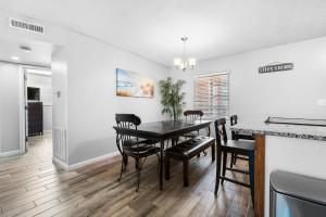 Amazing, Oasis, Mins from the beach and Charleston, Free Wine