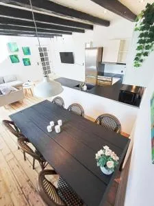 Bright City Central Apartment with Balcony - Langå