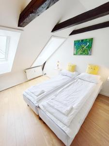 Bright City Central Apartment with Balcony