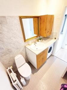 Bright City Central Apartment with Balcony