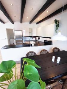 Bright City Central Apartment with Balcony