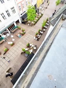 Bright City Central Apartment with Balcony