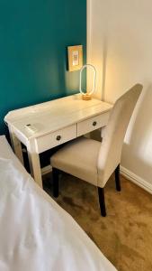 Spacious cosy room with own Bathroom, no load shedding