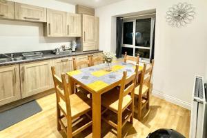 Elite Stays 4 BR Home for contractors, business or leisure - Parking