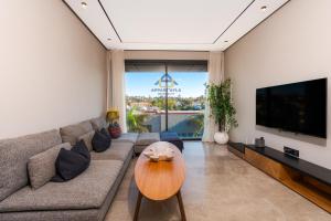 Bright Spacious Suite- By AppartAyla