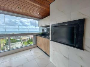 303 - Apto com 03 dorm com Vista Mar na Avenida Principal de Bombas