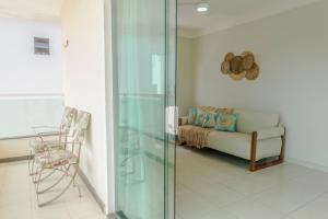 500m da PRAIA; 2 quartos; no 2º pavimento; WiFi 300mbs; Churrasqueira; Chuveirão; Estacionamento Gratuito para 1 carro.