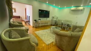 شقه علي كورنيش النيل تري الاهرامات