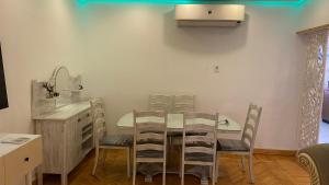 شقه علي كورنيش النيل تري الاهرامات