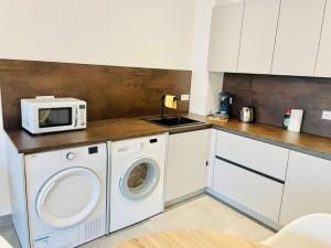 Charming 2 bedrooms Flat in Center w FREE Parking &Terrace