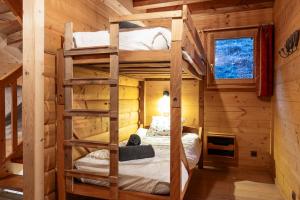 Chalets Chalet Veyrier, 900m du pied des pistes de ski : photos des chambres