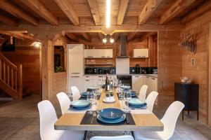 Chalets Chalet Veyrier, 900m du pied des pistes de ski : photos des chambres