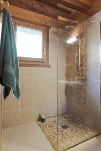Chalets Chalet Veyrier, 900m du pied des pistes de ski : photos des chambres