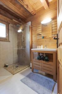 Chalets Chalet Veyrier, 900m du pied des pistes de ski : photos des chambres