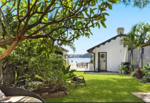 Sydney Harbourfront Boathouse and Studio Escape