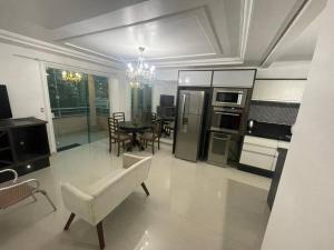 Casa no segundo andar com piscina