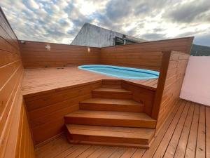 Casa no segundo andar com piscina