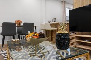 Private House with parking & steps to subway