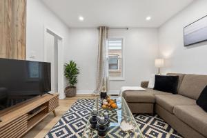 Private House with parking & steps to subway