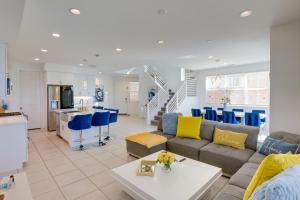 2 Mi to Fantasy Springs Casino Lakefront Retreat!