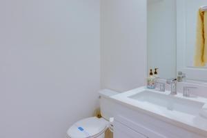 2 Mi to Fantasy Springs Casino Lakefront Retreat!