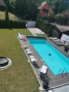 Moderne Dachgeschosswohnung mit Garten, Pool, Balkon