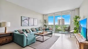 Absolute Beach Bliss, Chic & Expansive Retreat - Sunny Isles Beach