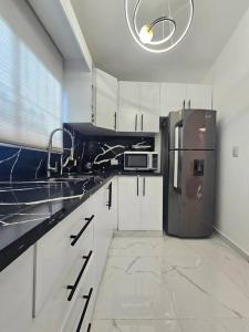 vista a toda la ciudad y montaña