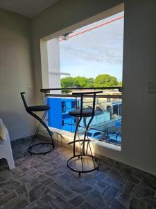 vista a toda la ciudad y montaña