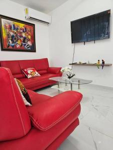 vista a toda la ciudad y montaña