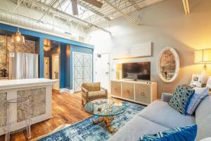 80 LEX 203 Eclectic Industrial Apt