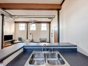 Sleepover 2BD 1BA Condos Downtown Springfield